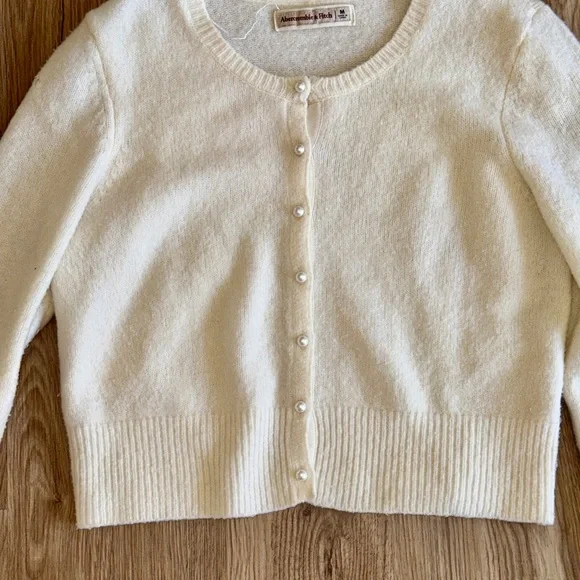Abercrombie Pearl-Button Crewneck Cardigan Sweater in Cream- Size Medium - Picture 4 of 14